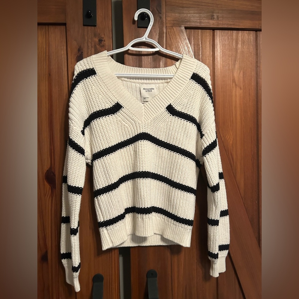 NWOT Abercrombie & Fitch Women's Striped knit Sweater - Black and White